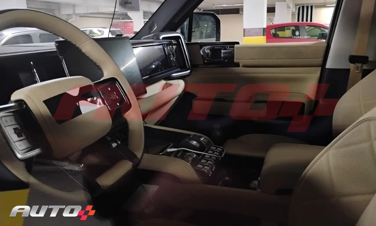 interior do Denza B5 com camuflagem em um estacionamento