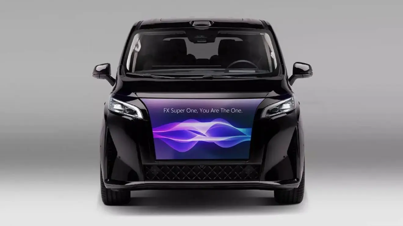 Faraday Future FX Super One preta, vista de frente e com tela ligada