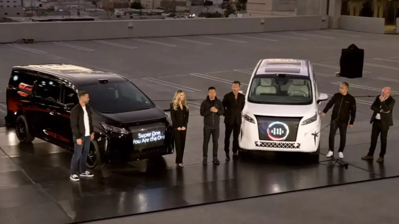 Faraday Future FX Super One preta e branca vistas de frente