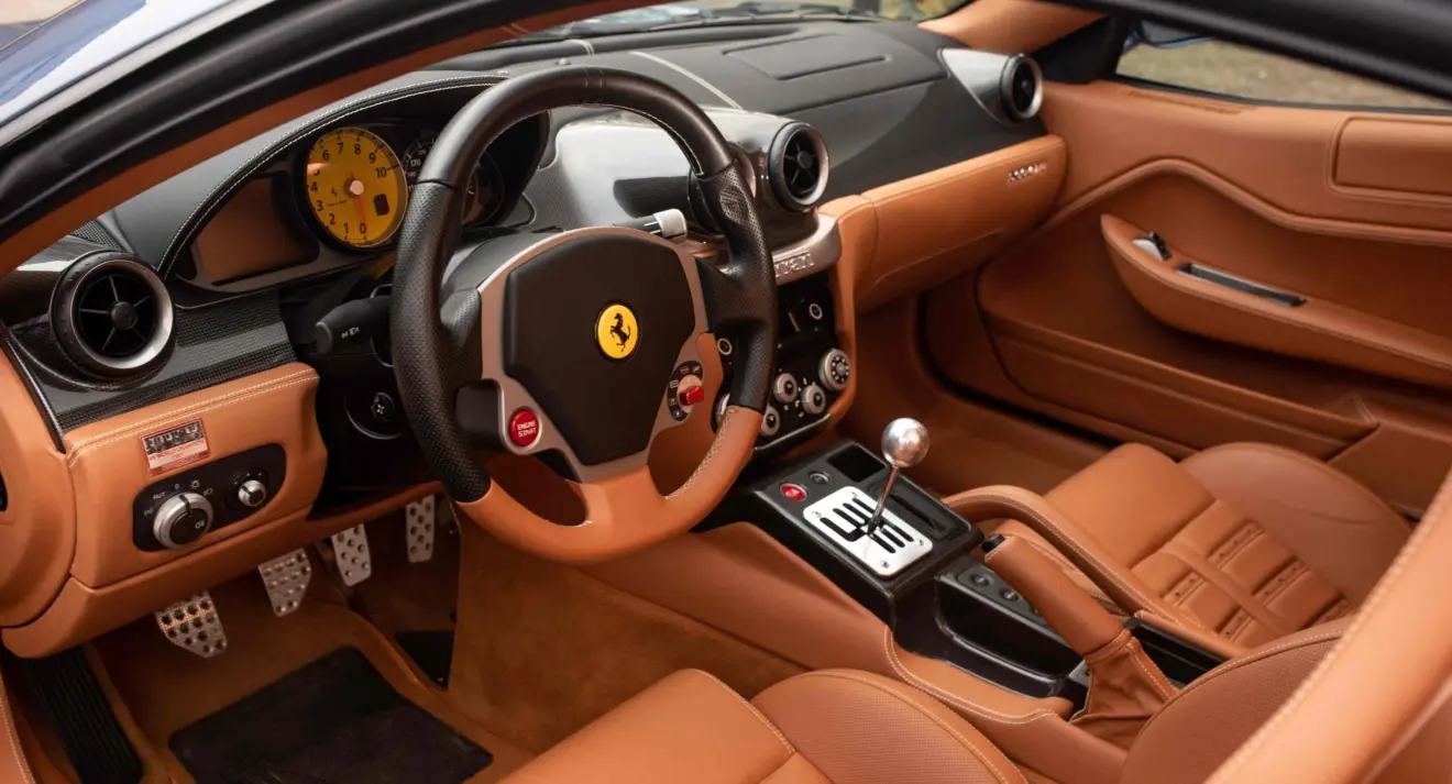 Interior e câmbio manual da Ferrari 599 GTB Fiorano