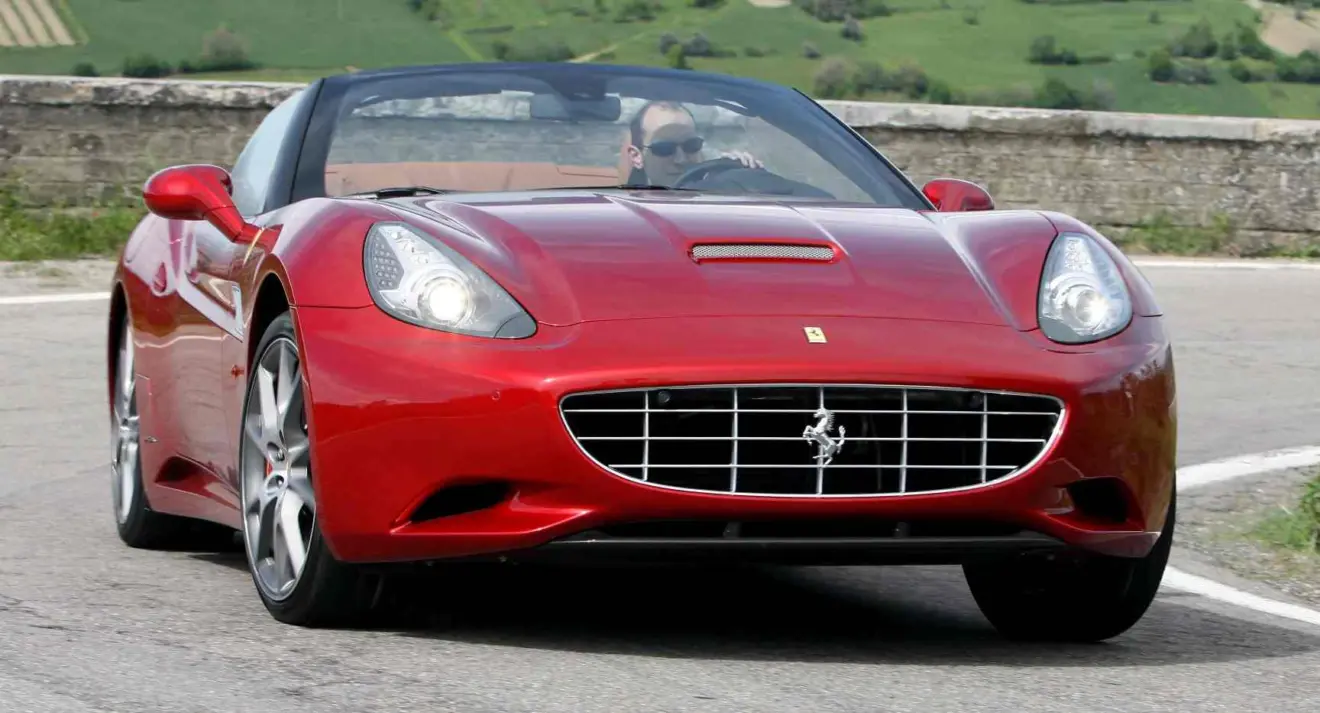 Ferrari California vermelha de frente andando na estrada 