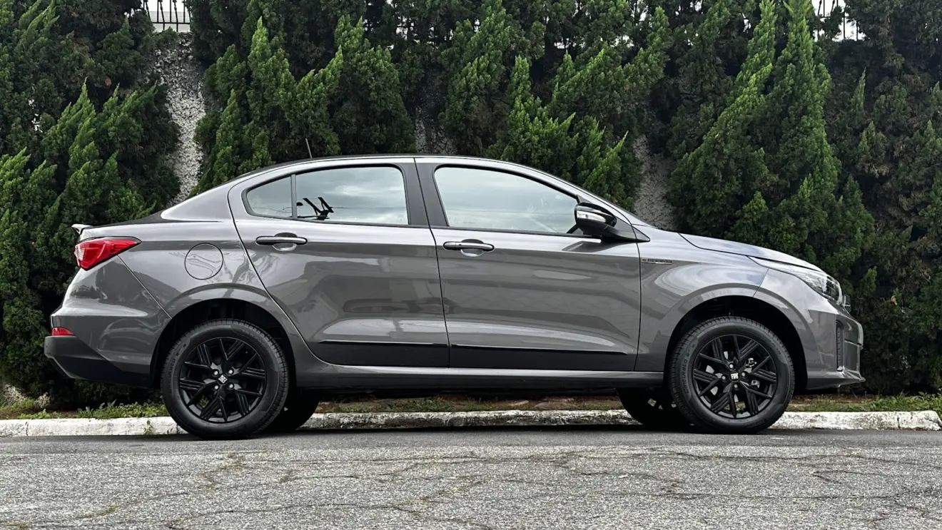 Fiat Cronos Drive S-Design cinza parado de lateral 