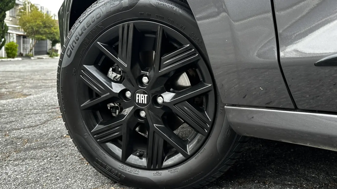 Roda do Fiat Cronos Drive S-Design pintada de preto 