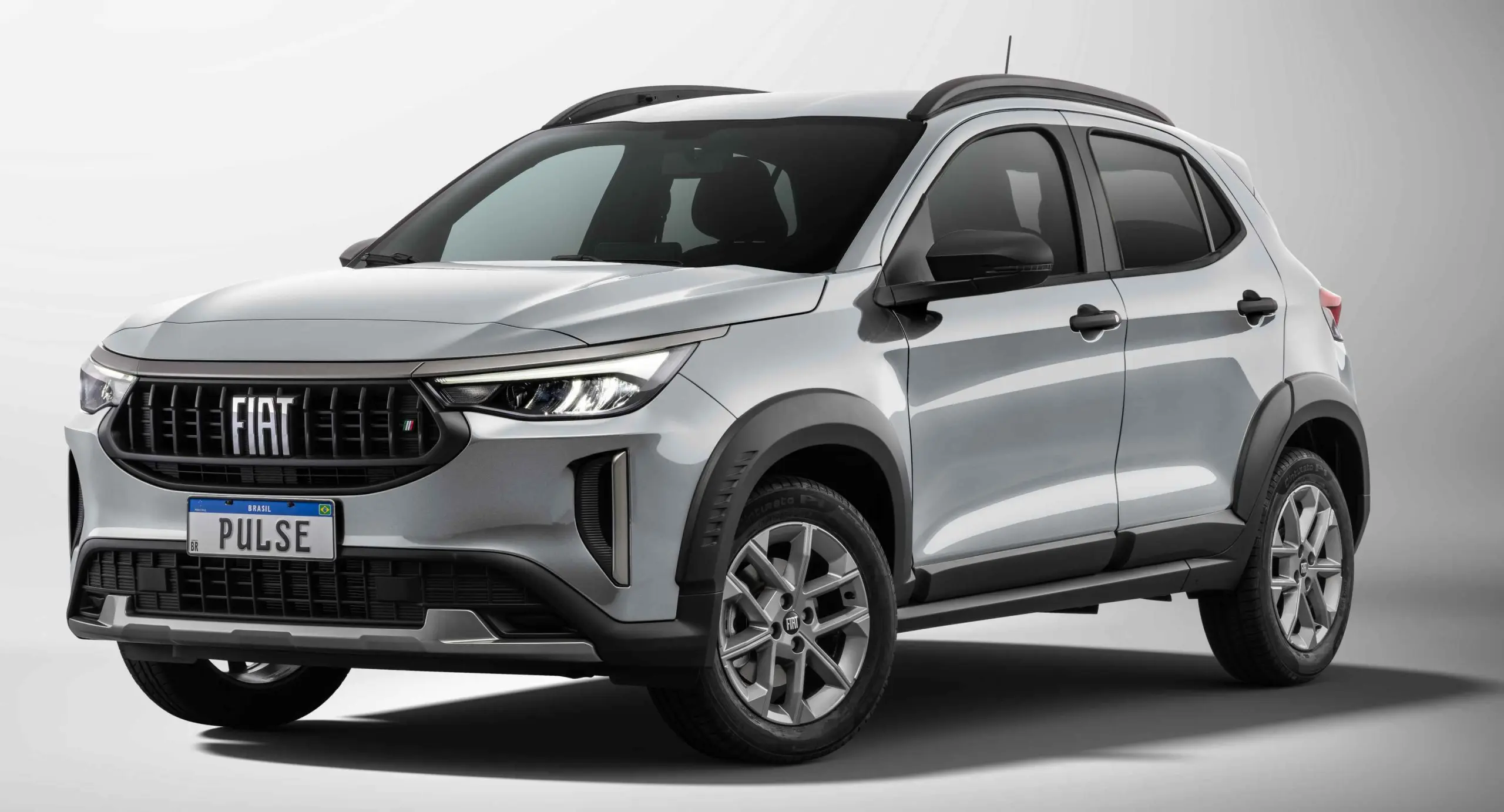 Fiat Pulse T200 2026 prata parado de frente é um rival na faixa de preço do Volkswagen Tera 170 TSI