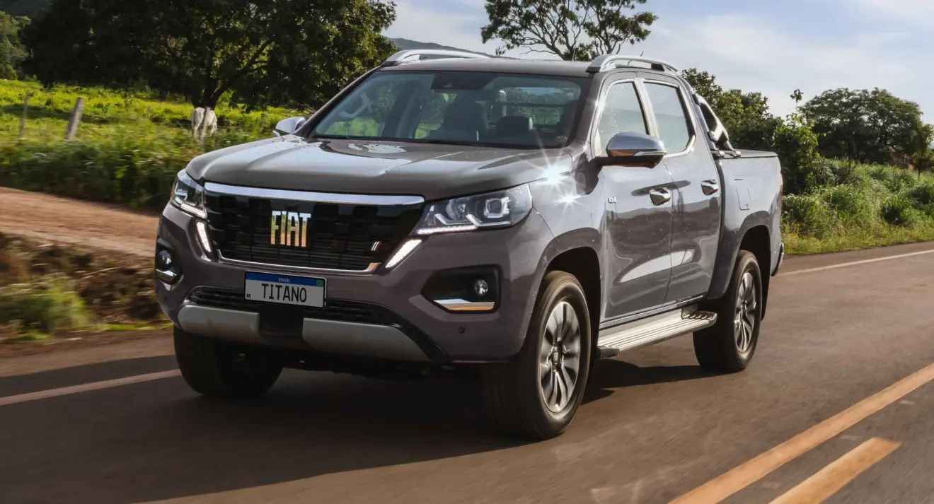 Caminhonete  Fiat Titano Ranch 2026 cinza em movimento na estrada