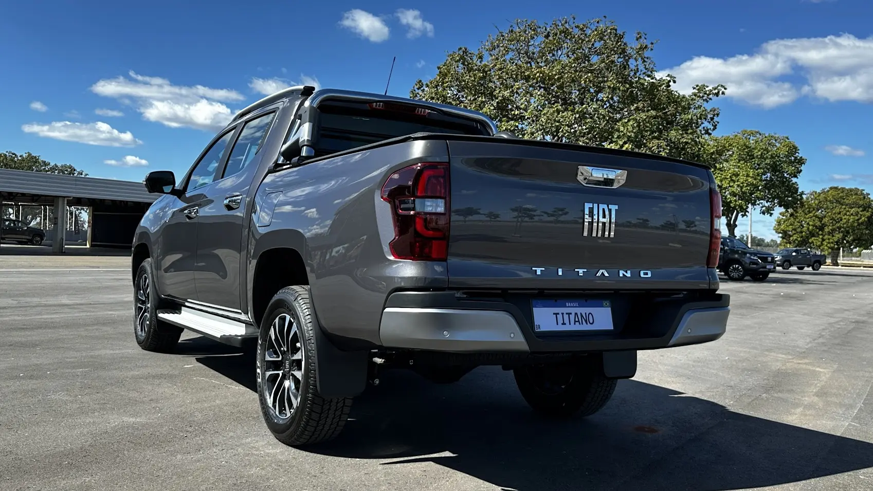 Fiat Titano Ranch 2026 cinza parada de traseira