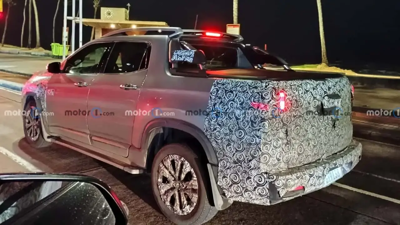 Nova Fiat Toro camuflada de traseira andando em testes