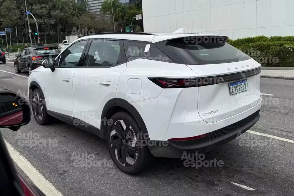 Omoda 7 branco estacionado de traseira