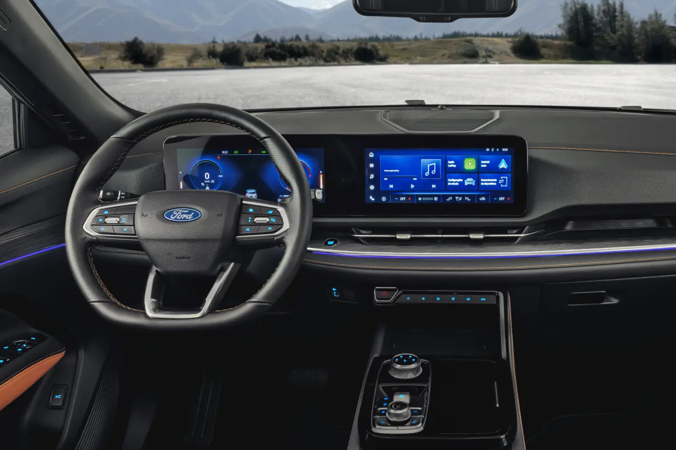 Interior dianteiro do Ford Territory reestilizado com telas ligadas