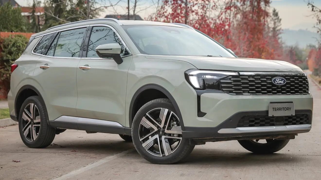 Ford Territory reestilizado cinza claro, visto de lado e com DRL's acesos