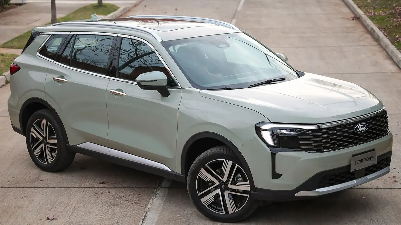 Ford Territory reestilizado cinza claro, visto de cima e com DRL's acesos