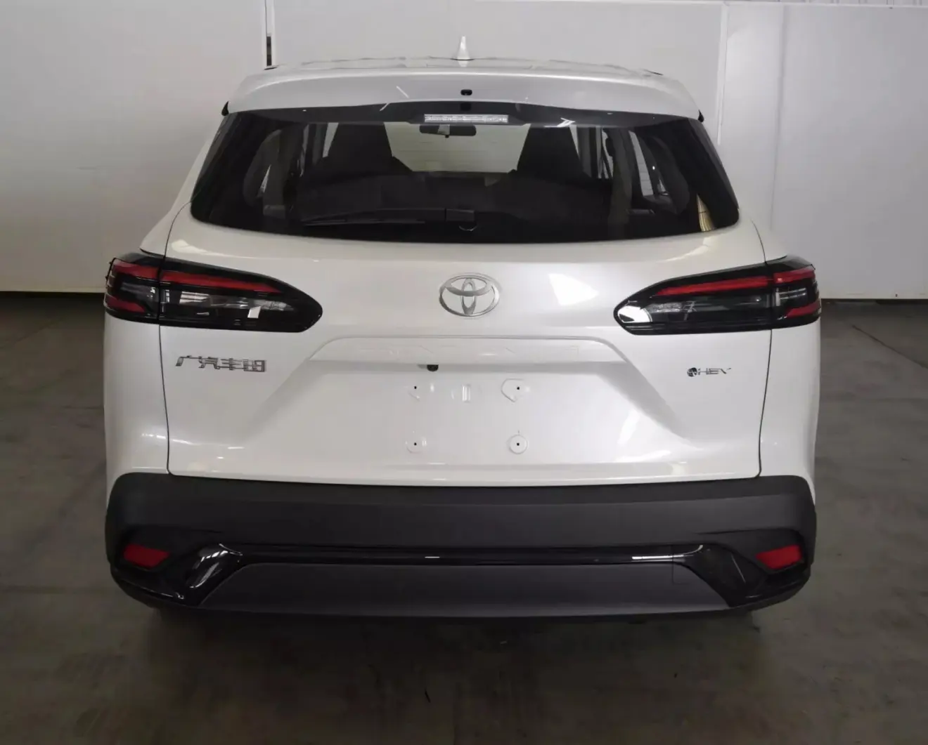 Toyota Corolla Cross feito em parceria com a GAC branco e visto de trás