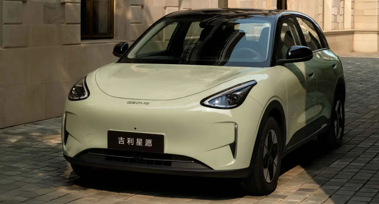 Geely Geome Xingyuan bege parado de frente