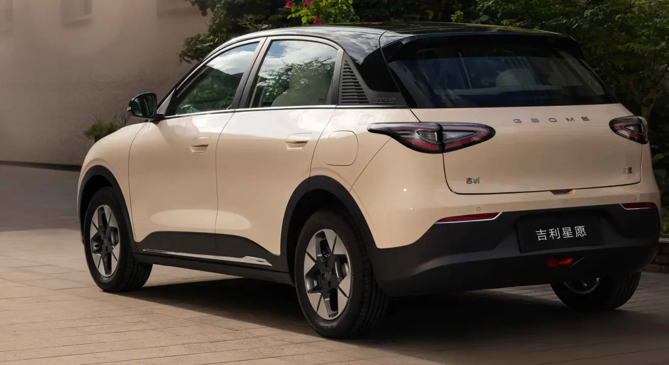Geely Geome Xingyuan bege parado de traseira