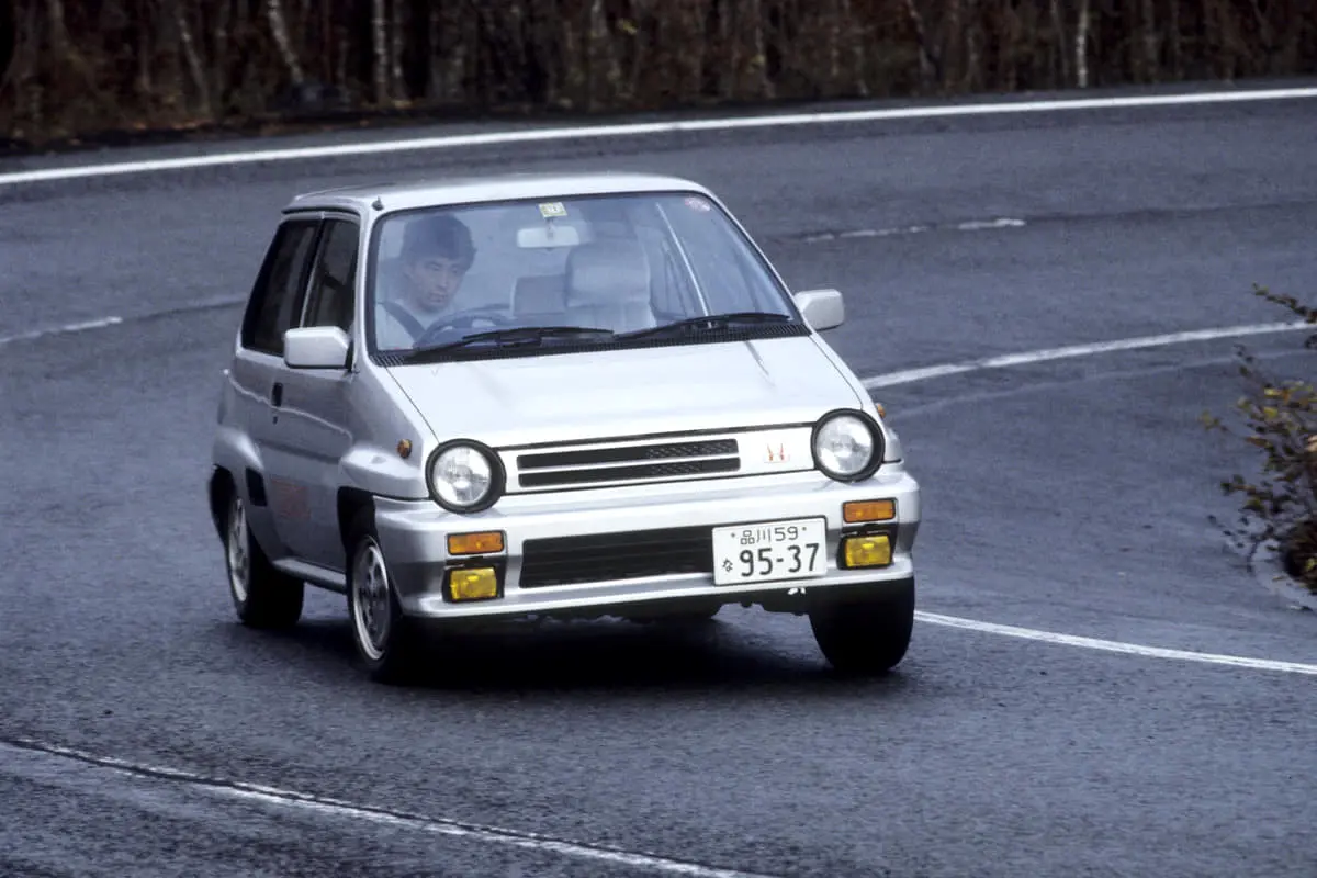 Honda City Turbo II prata de frente andando na estrada