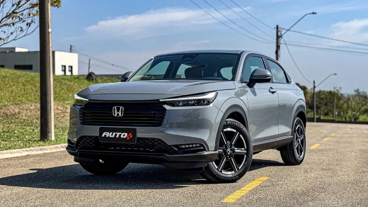Honda HR-V cinza de frente com rodas virada estático