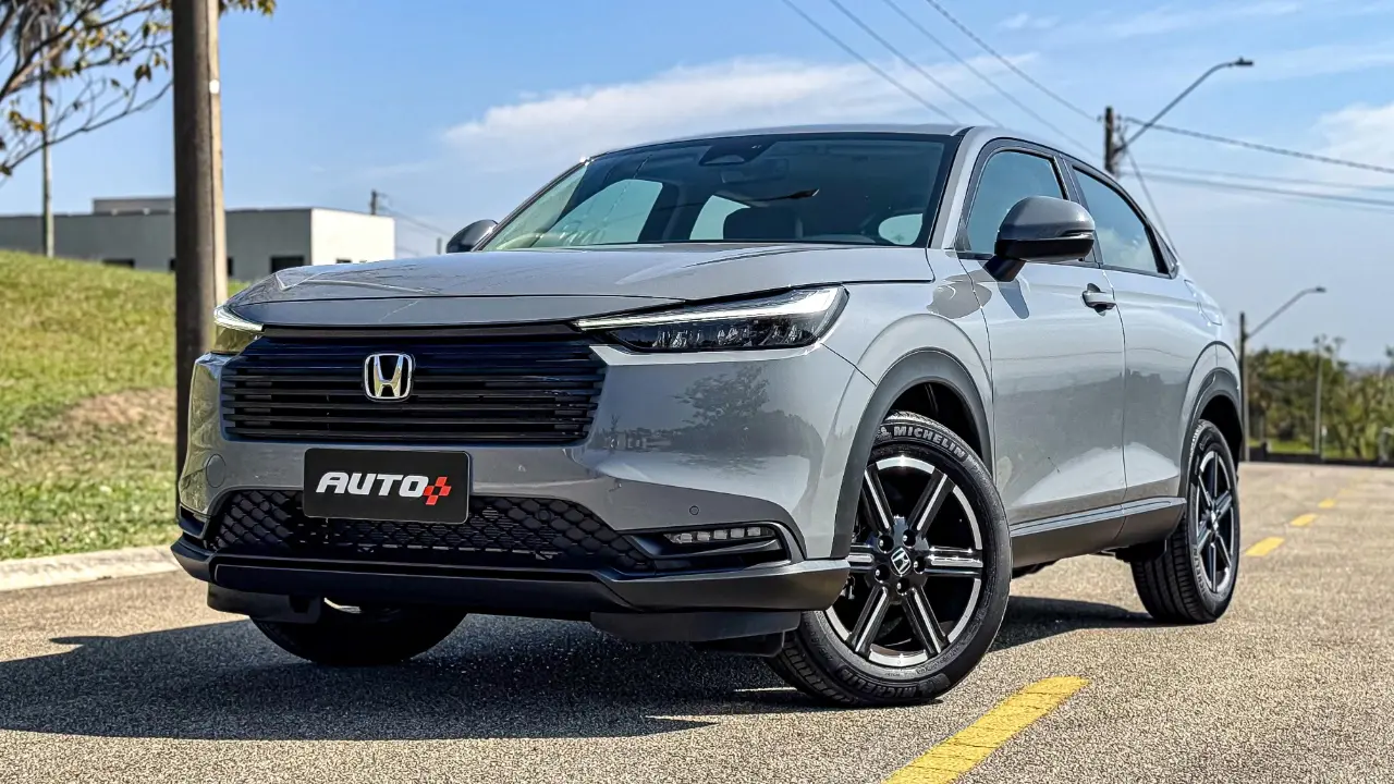 Honda HR-V cinza de frente com rodas virada estático