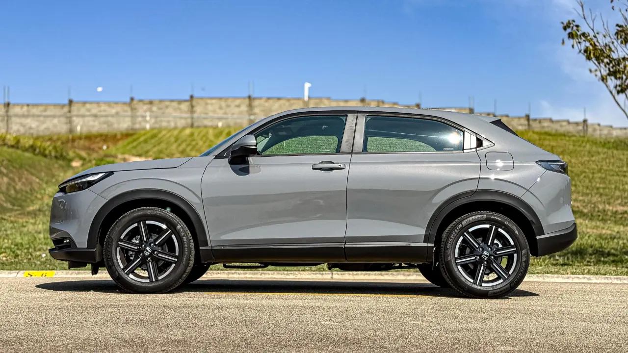 Honda HR-V cinza de lado estático