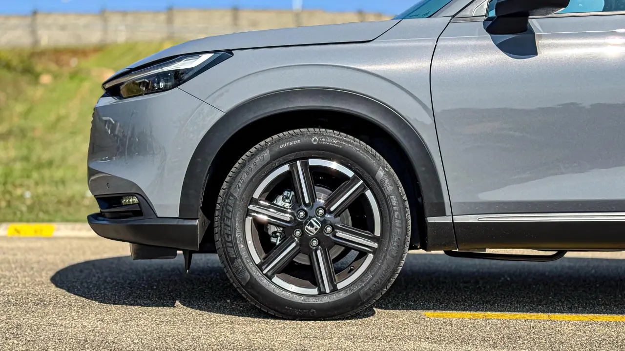 Honda HR-V cinza de lado estático com foco nas rodas