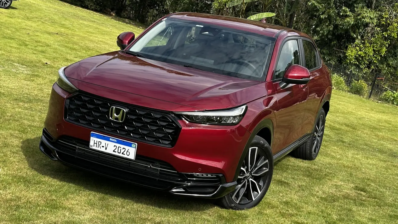 Honda HR-V Touring 2026 vermelho visto do alto e de frente na grama