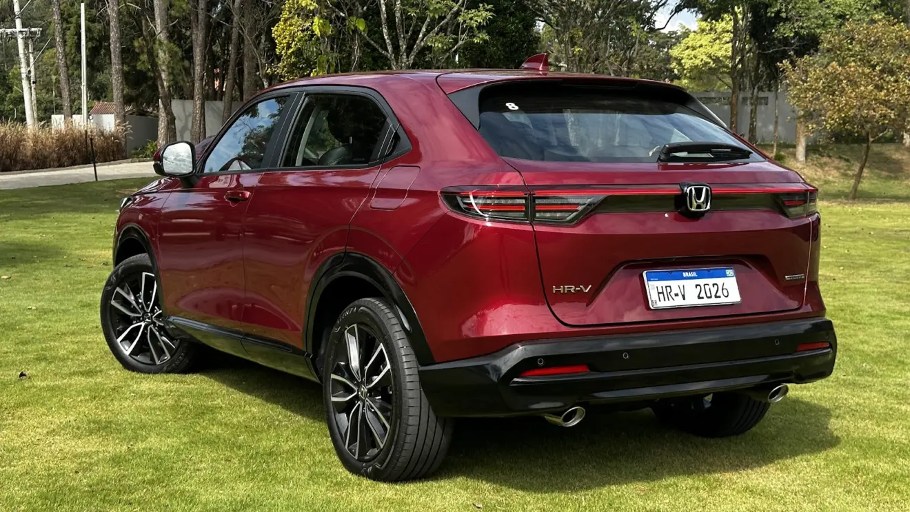 Honda HR-V Touring 2026 vermelho parado de traseira na grama