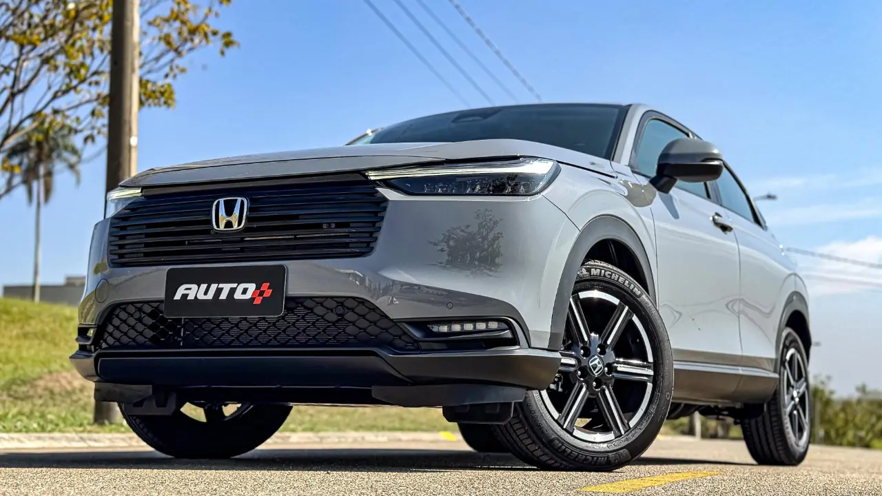Honda HR-V cinza de frente com rodas virada estático