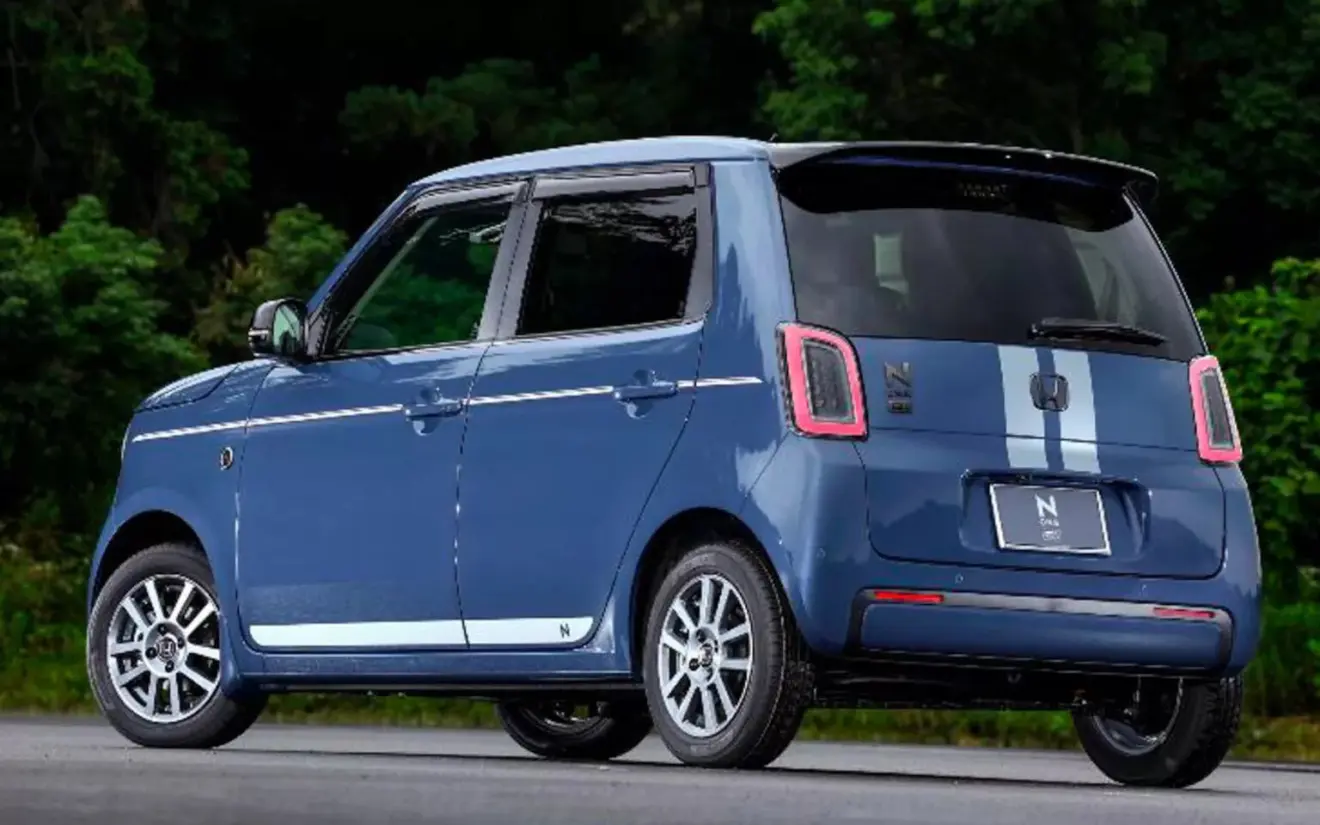 Honda N-One e: azul visto de trás e com lanternas acesas