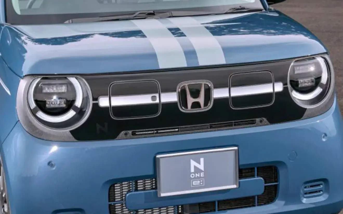 Dianteira do Honda N-One e: azul e com DRL's acesos