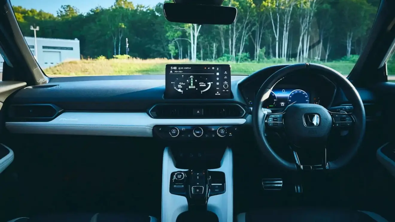 Interior com telas ligadas do Honda Prelude