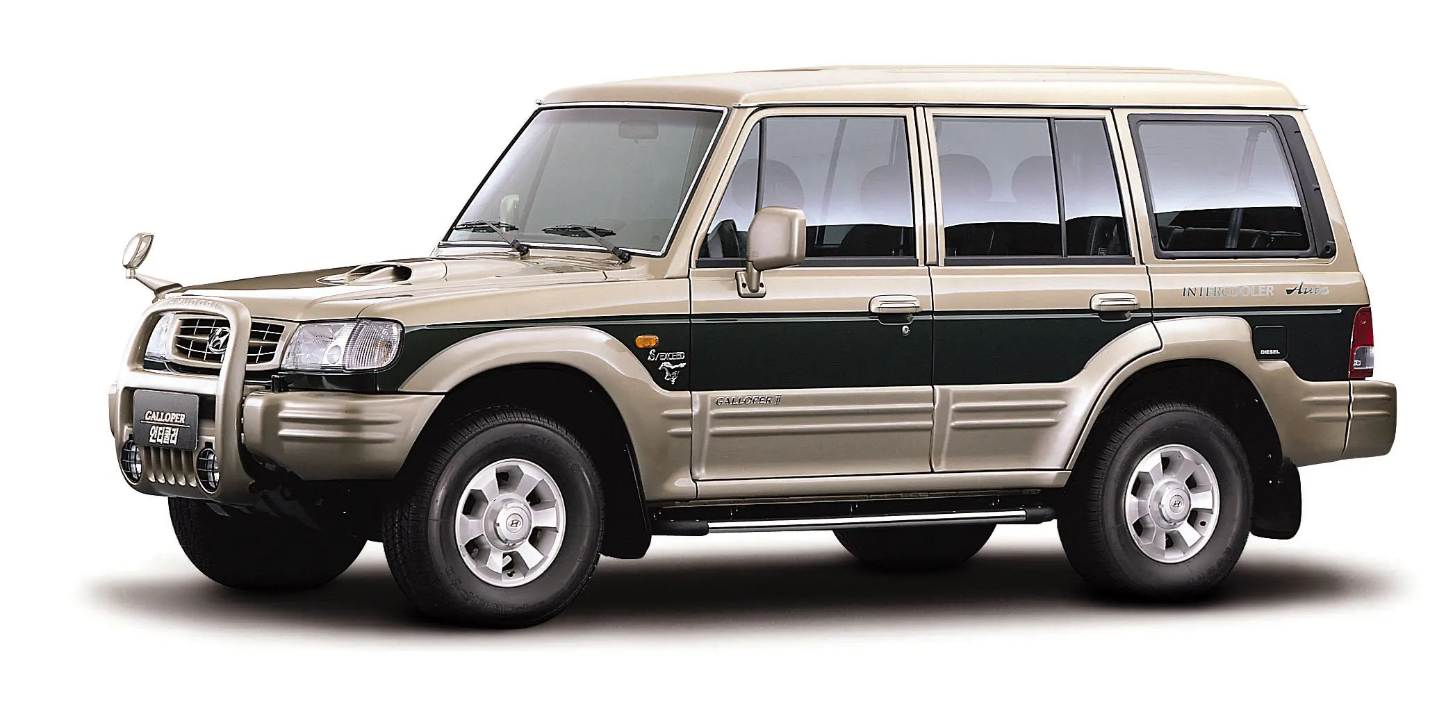 Hyundai Galloper parado de lateral com fundo branco é um dos carros esquecidos pelo mercado