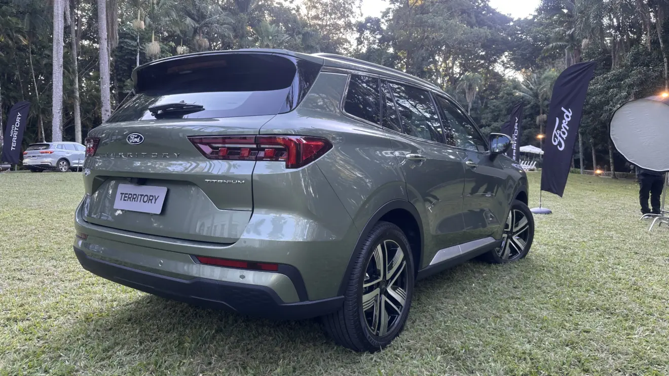 Ford Territory 2026 verde parado de traseira sobre a grama