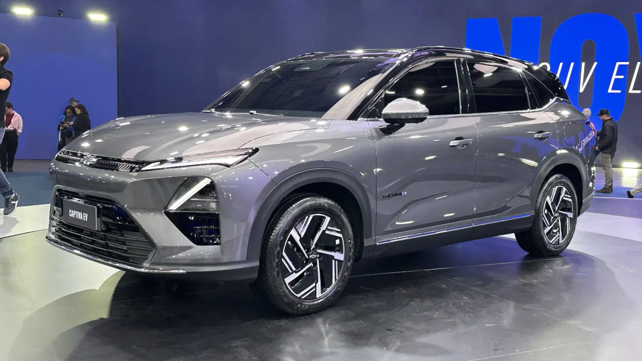 Chevrolet Captiva EV cinza parado de lateral