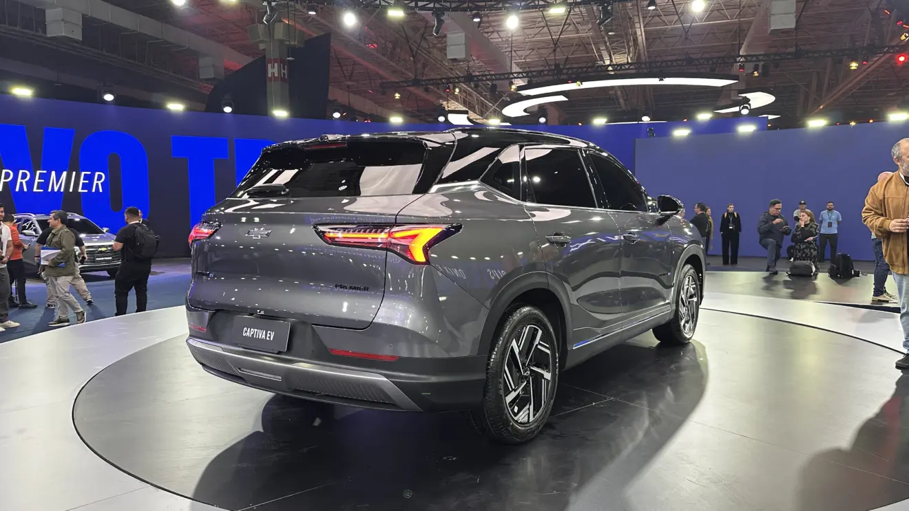 Chevrolet Captiva EV cinza parado de traseira