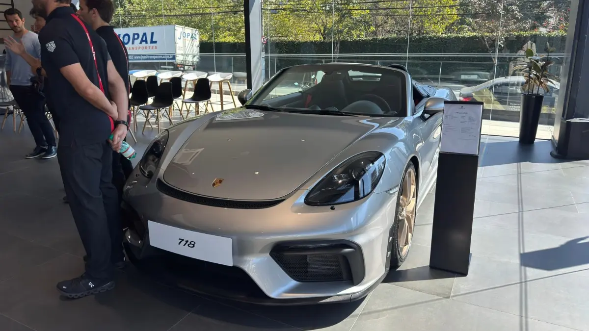 Porsche 718 Spyder no showroom da Porsche Approved, em São Paulo