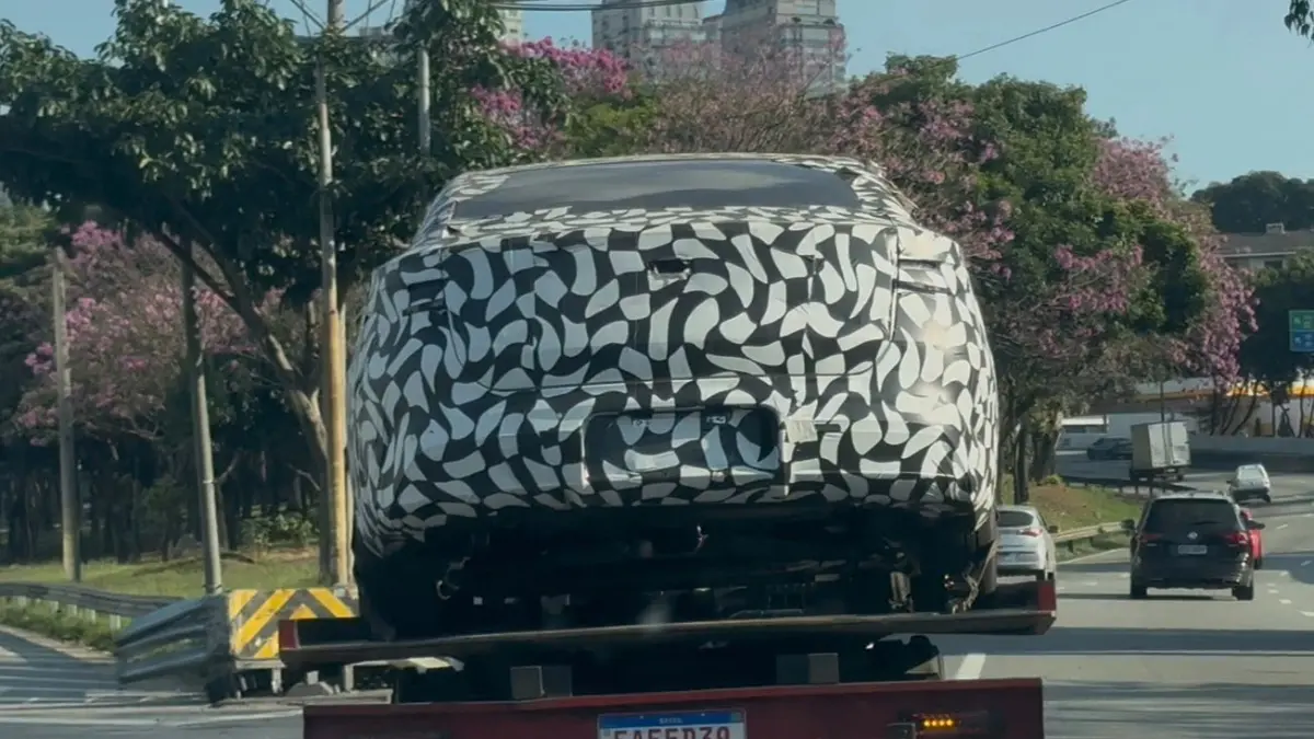 Flagra do BYD Seal híbrido camuflado de traseira em plataforma na cidade de São Paulo, Brasil