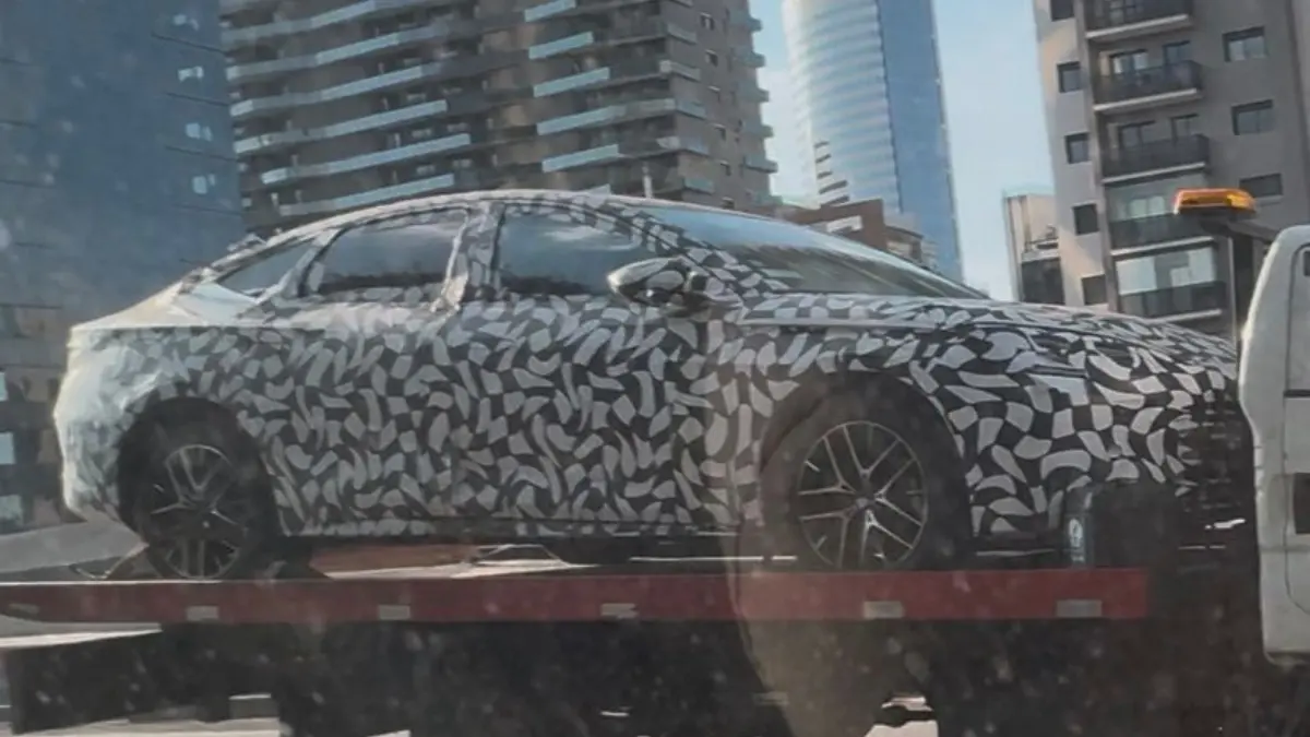 Flagra do BYD Seal híbrido camuflado de lado em plataforma na cidade de São Paulo, Brasil