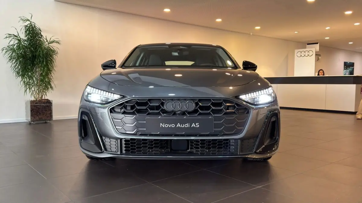 Audi A5 cinza estático