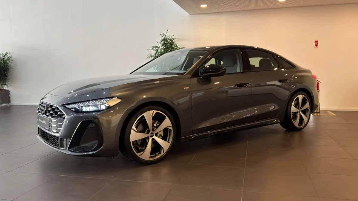 Audi A5 cinza estático de dianteira