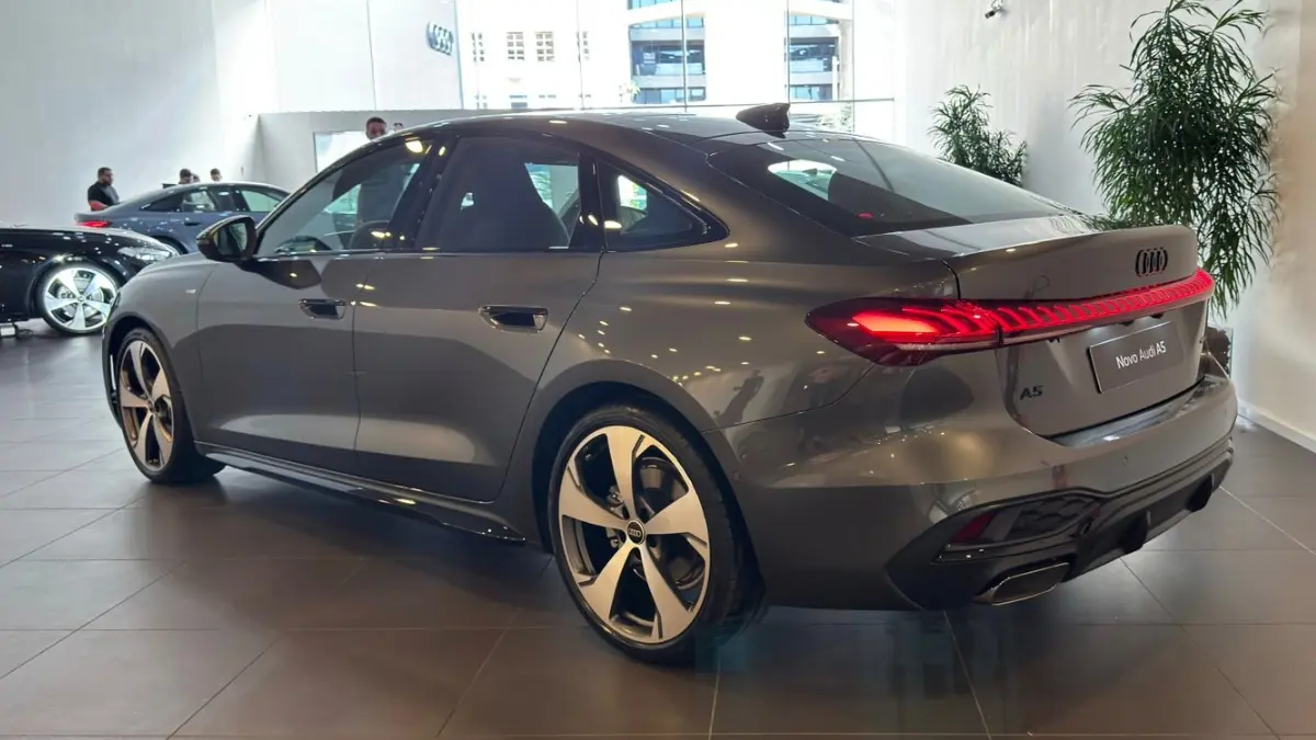 Audi A5 cinza estático de traseira