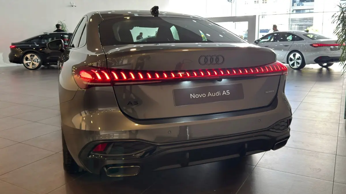 Audi A5 cinza estático