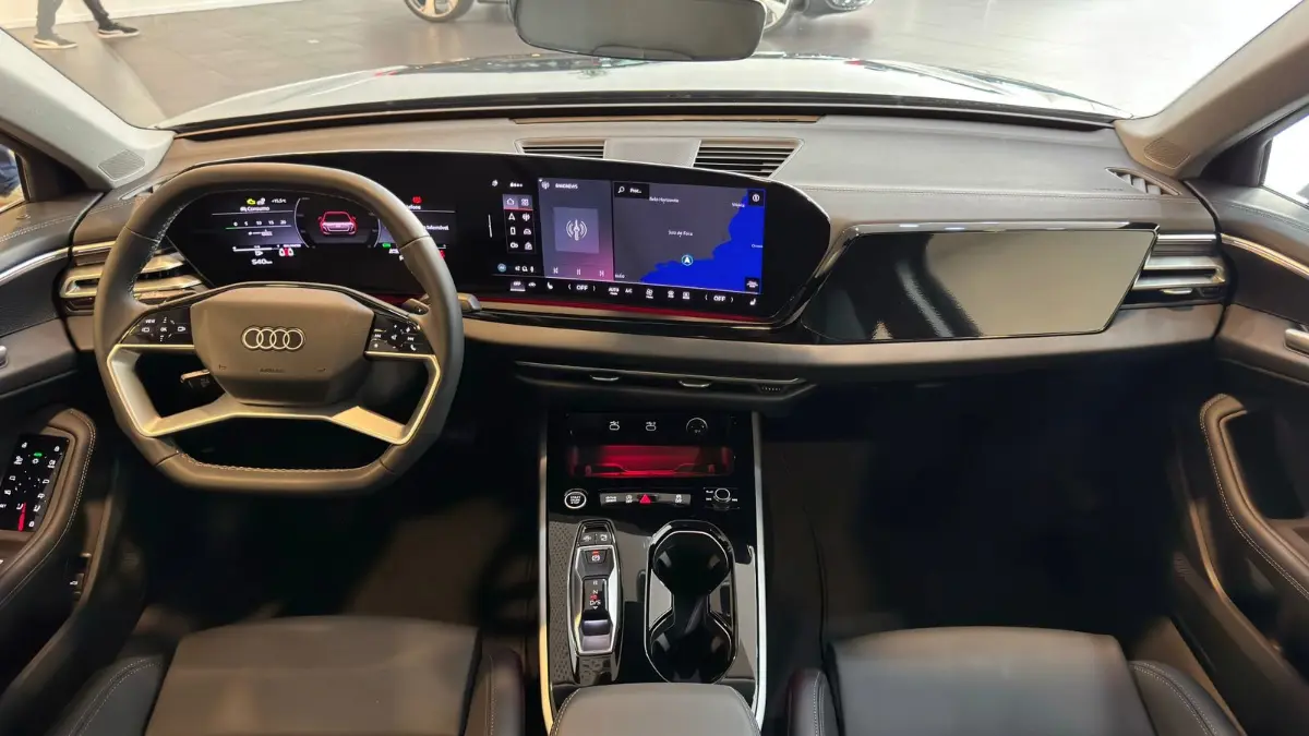 Interior Audi A5 mostrando o volante e painel