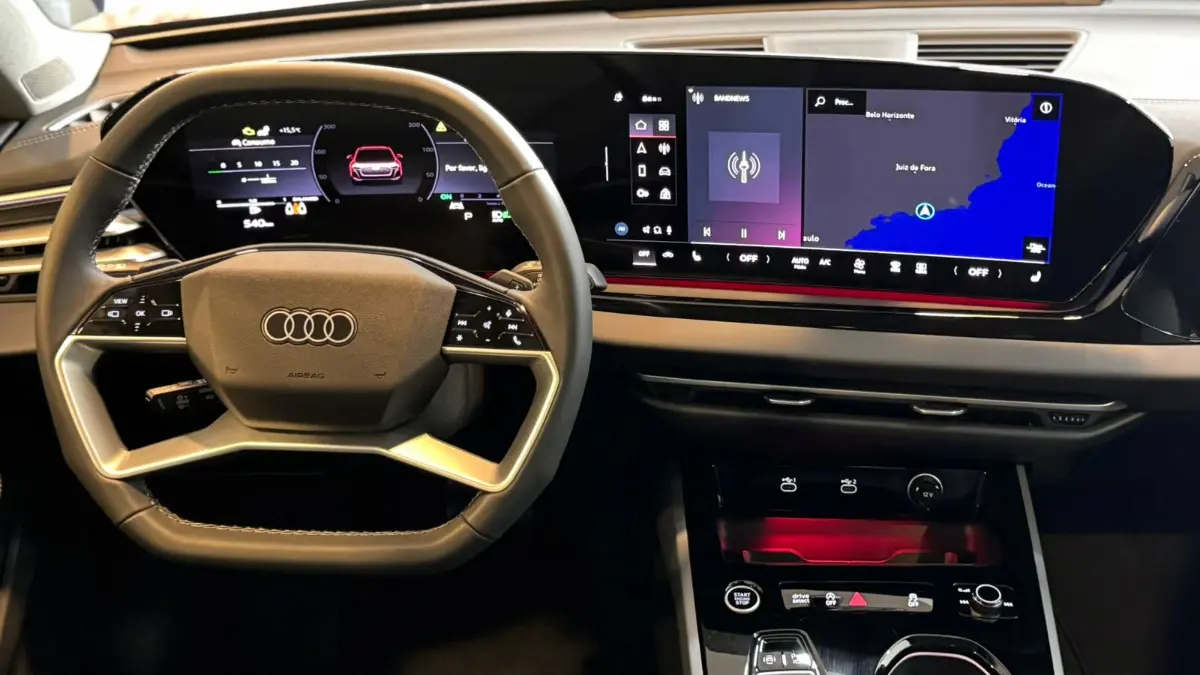 Interior Audi A5 mostrando o volante e painel