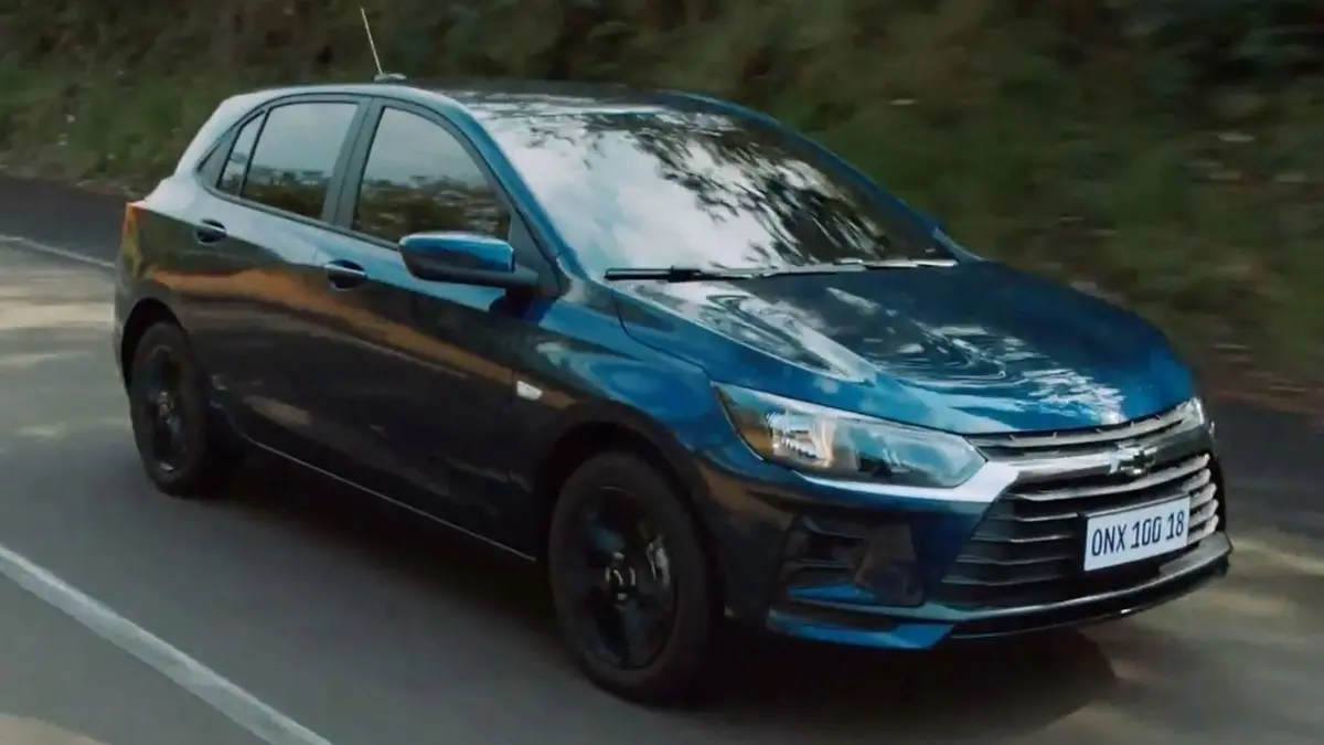 Chevrolet Onix 1.0 MT 100 Anos 2026 azul em movimento