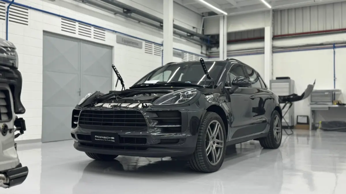Porsche Macan a combustão sem capô na oficina da Porsche Approved em São Paulo