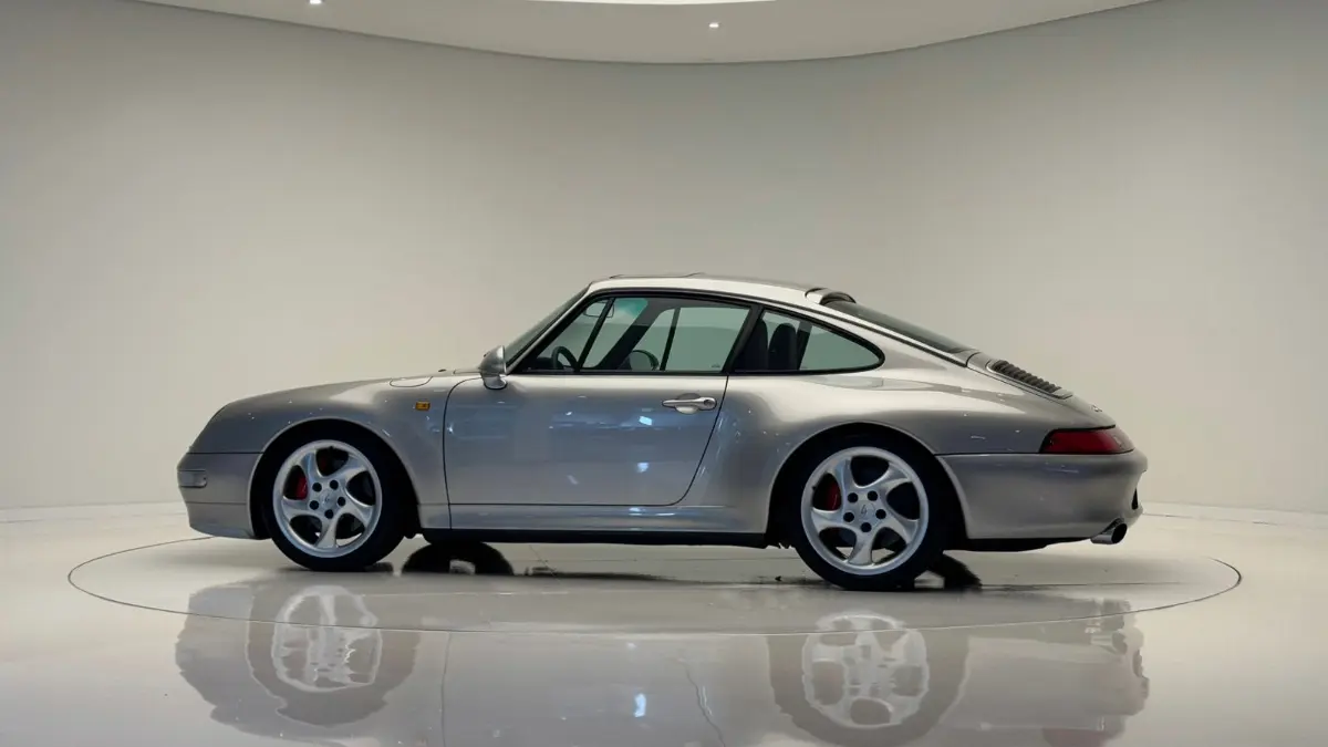 Showroom da Porsche Approved com 993 cinza de lado