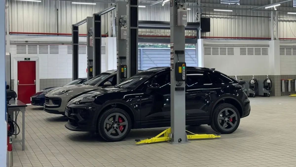 Oficina da Porsche Approved, em São Paulo co Macan elétrico e a combustão
