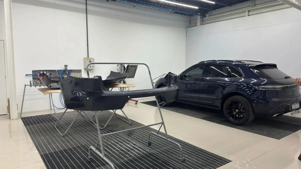 Centro de restauração d pintura da Porsche Approved, em São Paulo