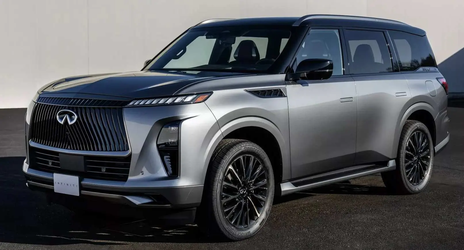 Infiniti QX80 cinza parado de frente