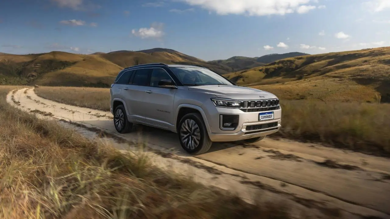 Jeep Commander Overland diesel em movimento na estrada de terra