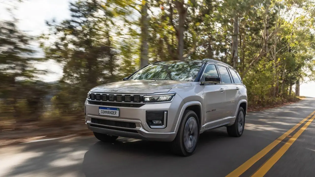 Jeep Commander Overland diesel em movimento na estrada